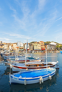 Boats in Cassis harbour, Bouches du Rhone, Provence, Provence-Alpes-Cote d'Azur, French Riviera, France, Mediterranean, Europe