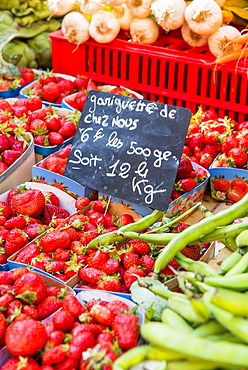 Fresh fruit, Aix en Provence, Bouches du Rhone, Provence, Provence-Alpes-Cote d'Azur, France, Europe