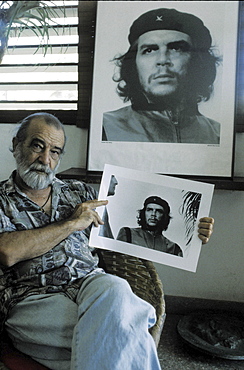 Alberto Korda with a picture of 'Che' Guevara, cuba. The late photographer Korda holding an original copy of his world-famous print of the guerilla leader, taken in 1962