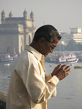 India. Hindu praying by gateway of india, mumbai. Photo julio etchart