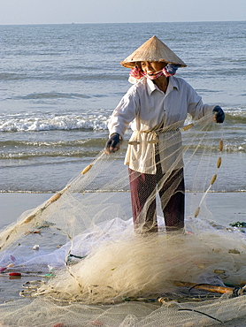 Vietnam, fishing co-operative working near mui ne