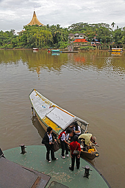 Kuching waterfront by the river with Sarawak Assembly Building in background, Sarawak, Borneo, Malaysia, Southeast Asia, Asia