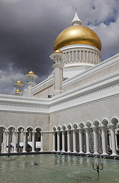 Omar Ali Saifuddien mosque in Bandar Seri Begawan, Brunei, Southeast Asia, Asia