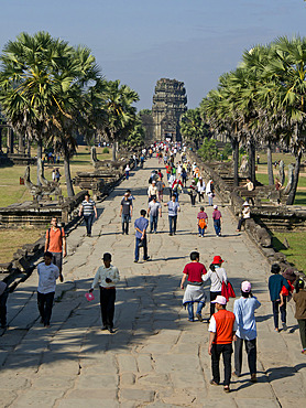 Tourists at the Angkor Wat Archaeological Park, UNESCO World Heritage Site, Siem Reap, Cambodia, Indochina, Southeast Asia, Asia