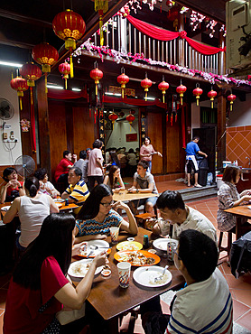 Tourists eat at traditional chinese shophouse restaurant in Malacca, UNESCO World Heritage Site, Malaysia, Southeast Asia, Asia