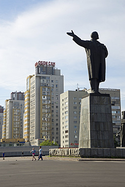 Statue of Lenin and World War II liberation soldiers in Nizhny Novgorod on the Volga River, Russia, Europe