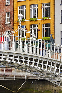 Ha'penny Bridge across the River Liffey, Dublin, Republic of Ireland, Europe