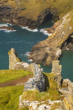 The Medieval ruins of Tintagel Castle, allegedly the birthplace of King Arthur, on Atlantic coast cliffs at Tintagel, Cornwall, Cornwall, England, United Kingdom, Europe