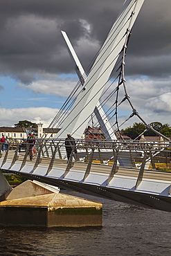 Peace Bridge, across the River Foyle, Derry (Londonderry), County Londonderry, Ulster, Northern Ireland, United Kingdom, Europe