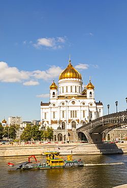 Cathedral of Christ the Saviour beside Moscow River, Moscow, Russia, Europe