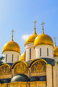 The domes of the The Cathedral of the Annunciation inside the Kremlin, UNESCO World Heritage Site, Moscow, Russia, Europe