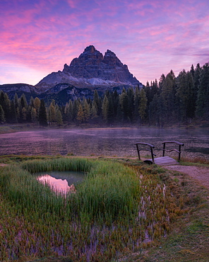 Sunrise at Lago Antorno with the Tre Cime di Lavaredo in the background, Dolomites, Italy, Europe