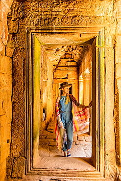 Woman tourist at Angkor Wat, Angkor, UNESCO World Heritage Site, Siem Reap, Cambodia, Indochina, Southeast Asia, Asia