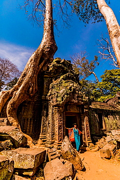 American woman tourist at Angkor Wat temples, Angkor, UNESCO World Heritage Site, Siem Reap, Cambodia, Indochina, Southeast Asia, Asia