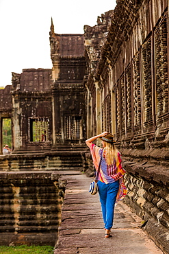 Woman tourist at Angkor Wat, Angkor, UNESCO World Heritage Site, Siem Reap, Cambodia, Indochina, Southeast Asia, Asia