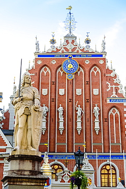 Statue of the Knight Roland, House of the Blackheads, Town Hall Square, UNESCO World Heritage Site, Riga, Latvia, Europe