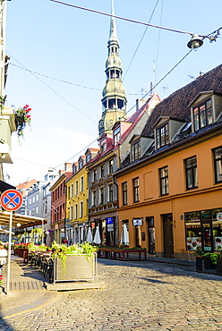 Grecinieku Street with St. Peter's Church in background, Old Town, UNESCO World Heritage Site, Riga, Latvia, Europe