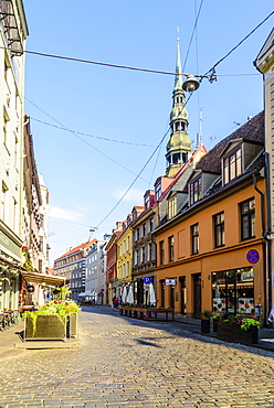 Grecinieku Street with St. Peter's Church in background, Old Town, UNESCO World Heritage Site, Riga, Latvia, Europe