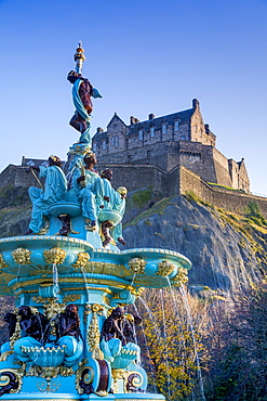 Edinburgh Castle and Ross Fountain, West Princes Street Gardens, Edinburgh, Scotland, United Kingdom, Europe