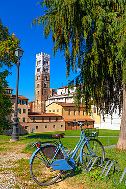 San Martino Duomo (St. Martin Cathedral), parked bicycle, Lucca, Tuscany, Italy, Europe