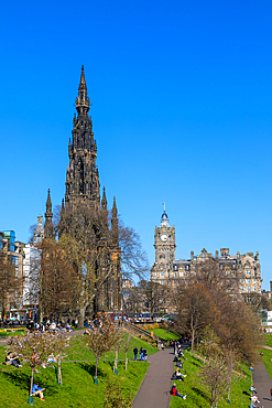 Sir Walter Scott Monument, The Balmoral Hotel, Princes Street Gardens, Edinburgh, Scotland, United Kingdom, Europe