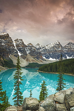 Sunset at Moraine Lake, Banff National Park, UNESCO World Heritage Site, Canadian Rockies, Alberta, Canada, North America