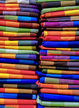 Saturday Handicraft Market, Plaza de los Ponchos, Otavalo, Imbabura Province, Ecuador, South America