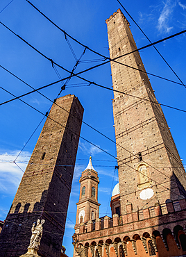 The Two Towers, Garisenda and Asinelli, Bologna, Emilia-Romagna, Italy, Europe