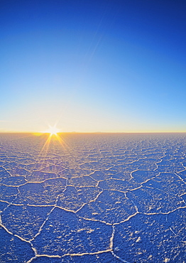 View of the Salar de Uyuni, the largest salt flat in the world, at sunrise, Daniel Campos Province, Potosi Department, Bolivia, South America