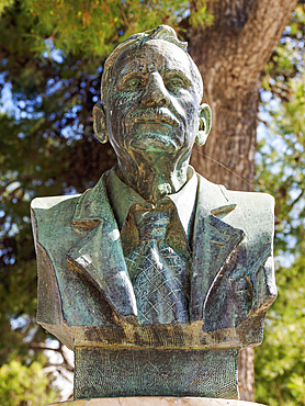 Statue of Sir Arthur Evans at the Palace of Minos, Knossos, Heraklion Region, Crete, Greek Islands, Greece, Europe