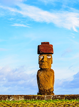 Moai in Ahu Ko Te Riku, Tahai Archaeological Complex, Rapa Nui National Park, UNESCO World Heritage Site, Easter Island, Chile, South America