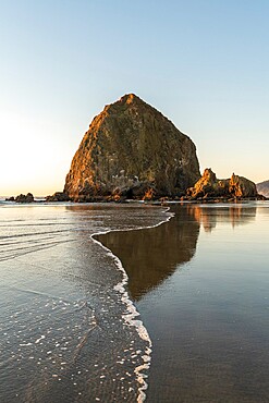 Haystack Rock with low tide, Cannon Beach, Clatsop county, Oregon, United States of America, North America