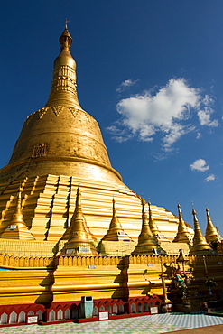 Golden stupa of the Shwemawdaw Pagoda complex, Bagan (Pagan), Myanmar (Burma), Asia