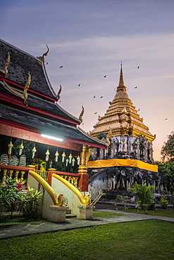 Sunset over Chedi Chiang Lom at Wat Chiang Man Buddhist temple complex, Chiang Mai, Thailand, Southeast Asia, Asia