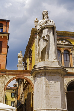 Marble statue of the poet Dante Alighieri, 1865, Piazza dei Signori, Verona, Veneto, Italy, Europe