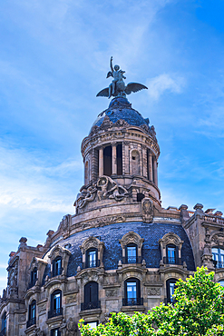 Edifici de la Union y El Fenix Espanol building exterior view with sculpture on rooftop, Barcelona, Catalonia, Spain, Europe