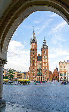 Street scene and St. Marys Basilica, UNESCO World Heritage Site, Krakow, Poland, Europe