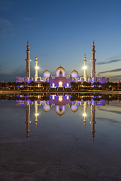 The Sheikh Zayed Grand Mosque at night reflected, Abu Dhabi, United Arab Emirates, Middle East