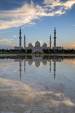 The Sheikh Zayed Grand Mosque at sunset, Abu Dhabi, United Arab Emirates, Middle East