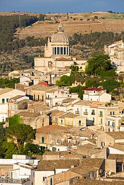 View over the sunlit rooftops of Ragusa Ibla, evening, dome of the Cathedral of San Giorgio prominent, Ragusa, UNESCO World Heritage Site, Sicily, Italy, Europe