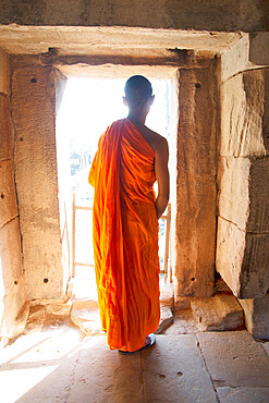 A Buddhist monk exploring the Angkor Archaeological Complex, UNESCO World Heritage Site, Siem Reap, Cambodia, Indochina, Southeast Asia, Asia