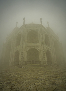 The Taj Mahal on a foggy morning, UNESCO World Heritage Site, Agra, Uttar Pradesh, India, Asia