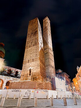 The two Towers of Bologna, Garisenda and Asinelli towers, Bologna, Emilia Romagna, Italy, Europe