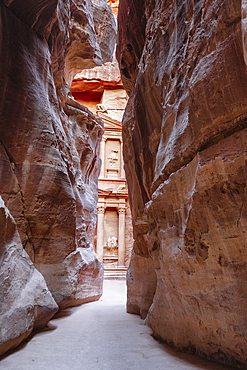 Petra Treasury (El Khazneh) monument revealed at the end of the Siq canyon, Petra, UNESCO World Heritage Site, Jordan, Middle East