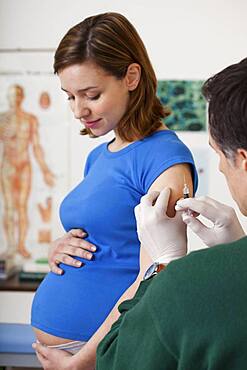Vaccinating a pregnant woman