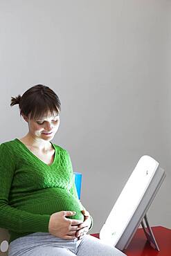 Pregnant woman light therapy