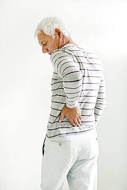 Lower back pain in elderly pers.