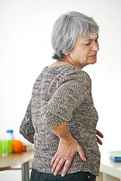 Lower back pain in elderly pers.