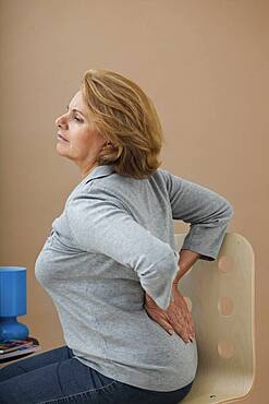 Lower back pain in elderly pers.