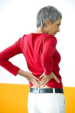 Lower back pain in elderly pers.